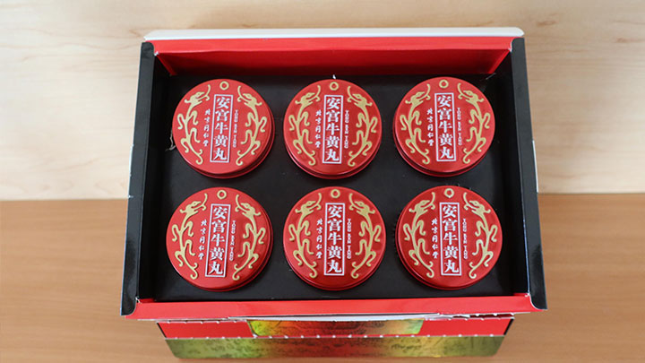 海關突擊搜查一間位於北角的藥房,檢獲該6盒懷疑冒牌中成藥。政府新聞處圖片