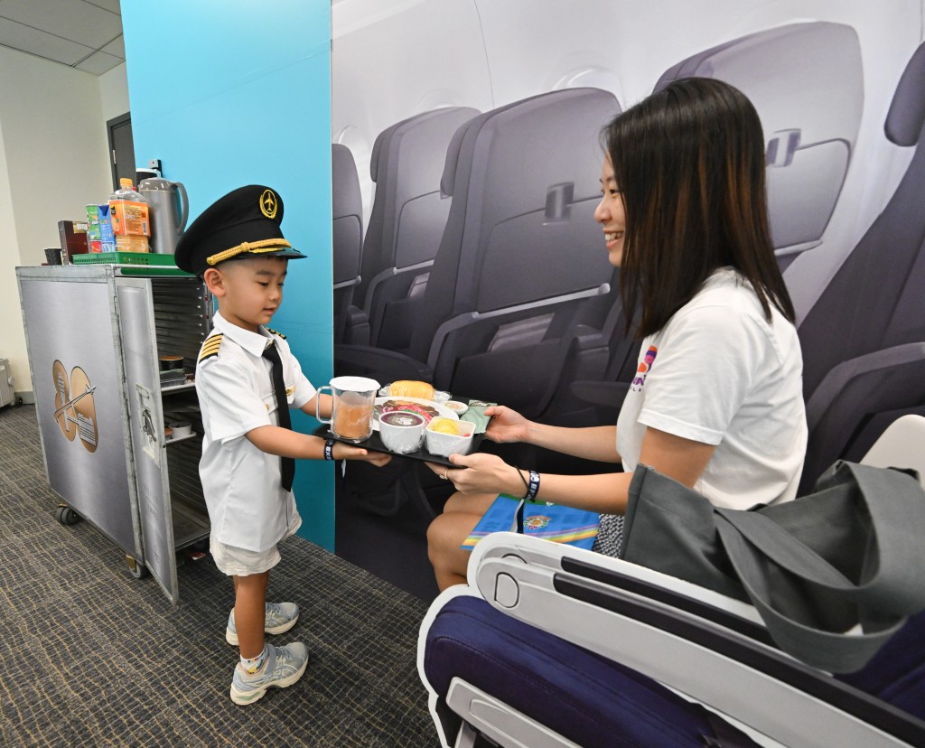 參加者變身為「航空業小職人」，在主題拍照區打卡。