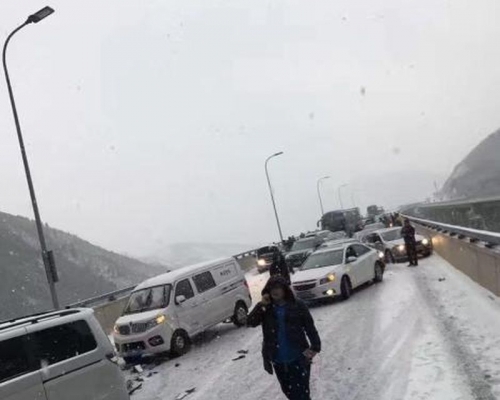 多车连环相撞公路上车辆动弹不得。中新社　