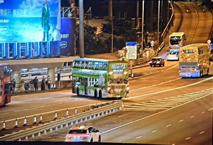 涉事九巴出西隧口時行錯路。fb： 車cam L（香港群組）