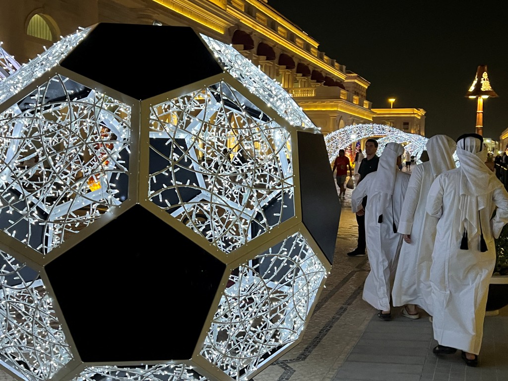 卡塔尔正投入足球热潮。Reuters
