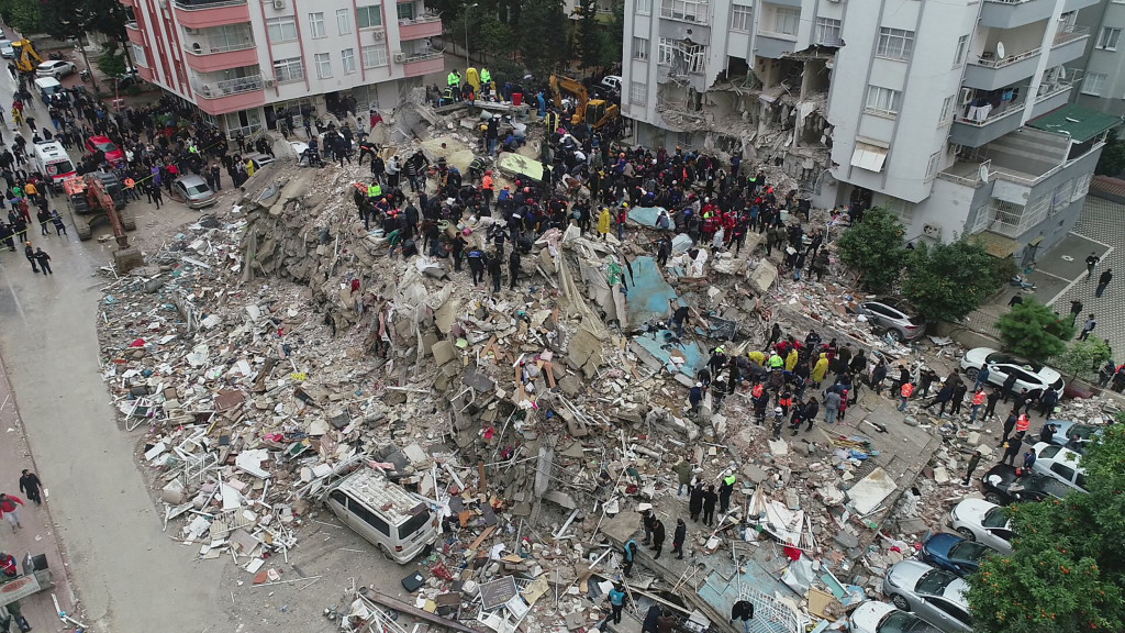 搜救隊伍在阿達納（Adana）瓦礫堆中找尋生還者。 路透社