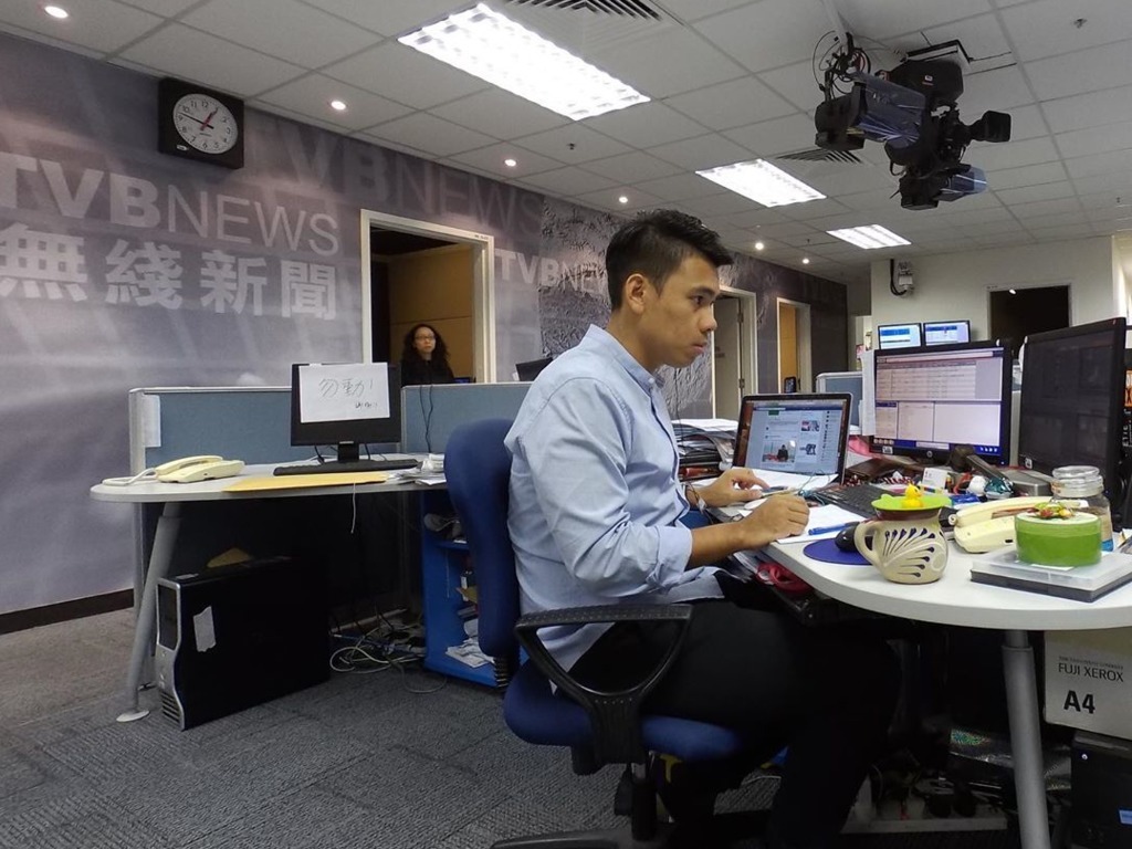 在2005年TVB由實習生做起，由記者晉升到高級記者，但到了2015年離開主播行列並轉職公關。
