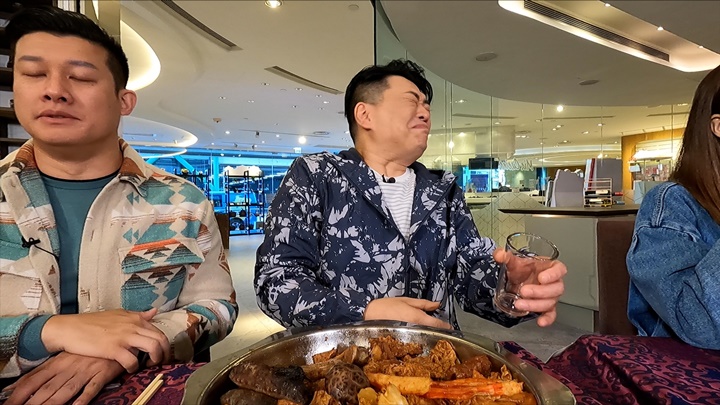 答錯問題要飲製作組特製嘅飲品,阮兆祥飲到面容扭曲。