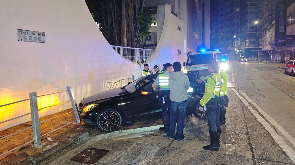 銅鑼灣平治失控撞鐵欄 男司機吹波超標涉酒駕被捕。