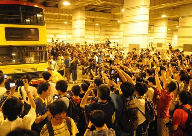 熱狗2012年退役時逾千巴士迷歡送盛況。資料圖片