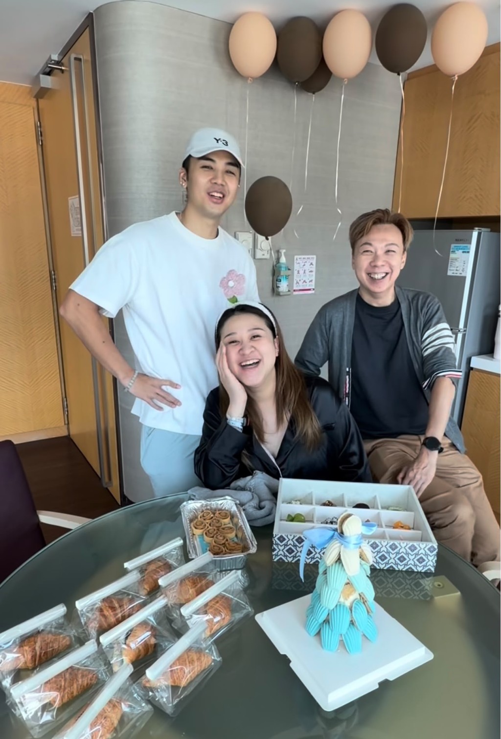 「天下第一關」鄭紹康在社交網分享了一段早前親身到醫院,直擊Shirley產後最新狀況的短片,伍富橋做爸爸好開心。 「天下第一關」鄭紹康在社交網分享了一段早前親身到醫院,直擊Shirley產後最新狀況的短片,伍富橋做爸爸好開心。