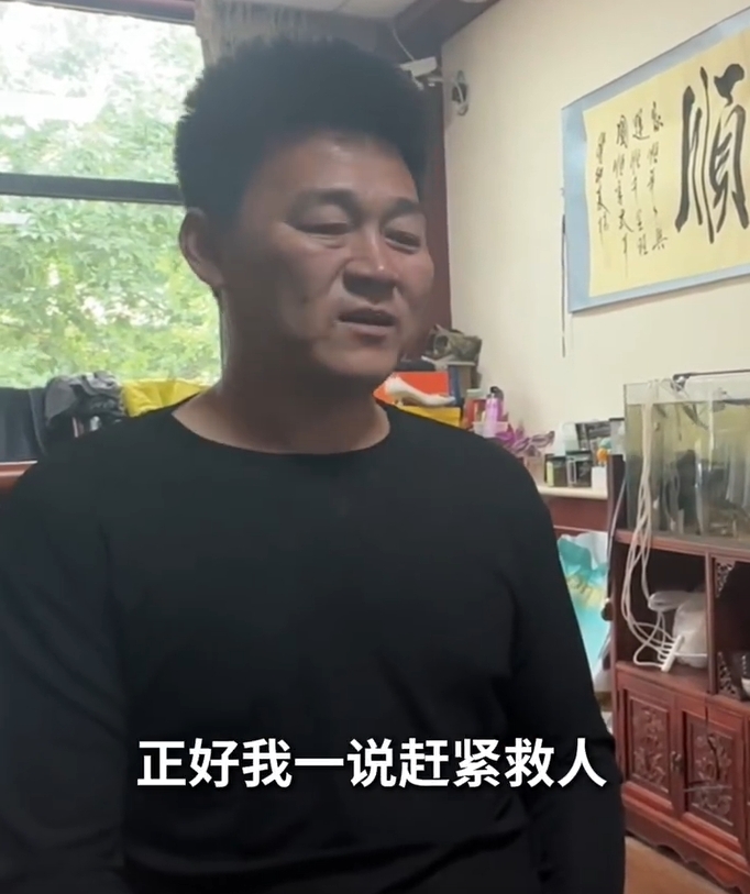 開鏟車救人村民。中國之聲 開鏟車救人村民。中國之聲