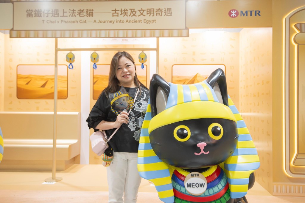 羅淑佩到香港站與法老貓「打卡」。 羅淑佩到香港站與法老貓「打卡」。