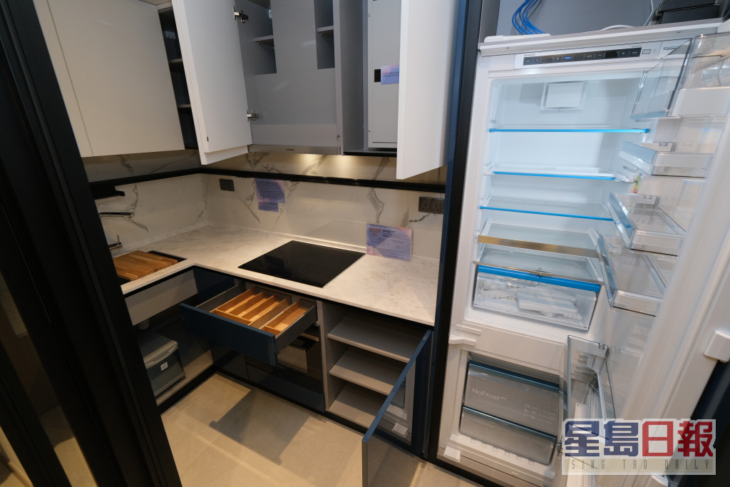 开放式厨房备多个厨柜及L形曲尺工作枱面，提供足够的储物及备餐空间。（翠景阁5座9楼A2室）