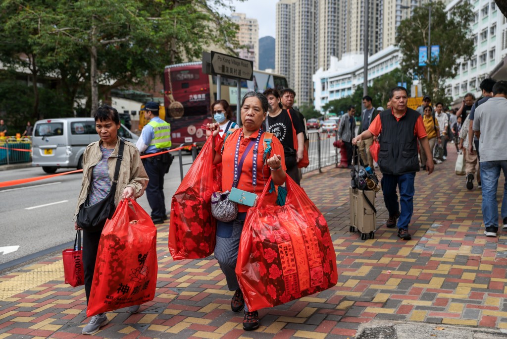 有巿民攜帶不少祭品前來拜祭。 有巿民攜帶不少祭品前來拜祭。