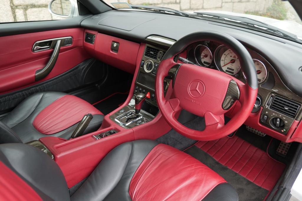 Mercedes-Benz SLK 3.6 AMG車廂經過重新包裝，加有大量碳纖維配飾。