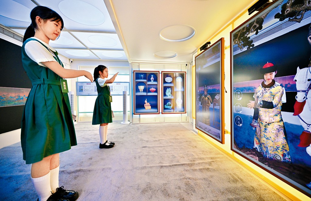 學生可利用互動屏幕體驗中華文化。