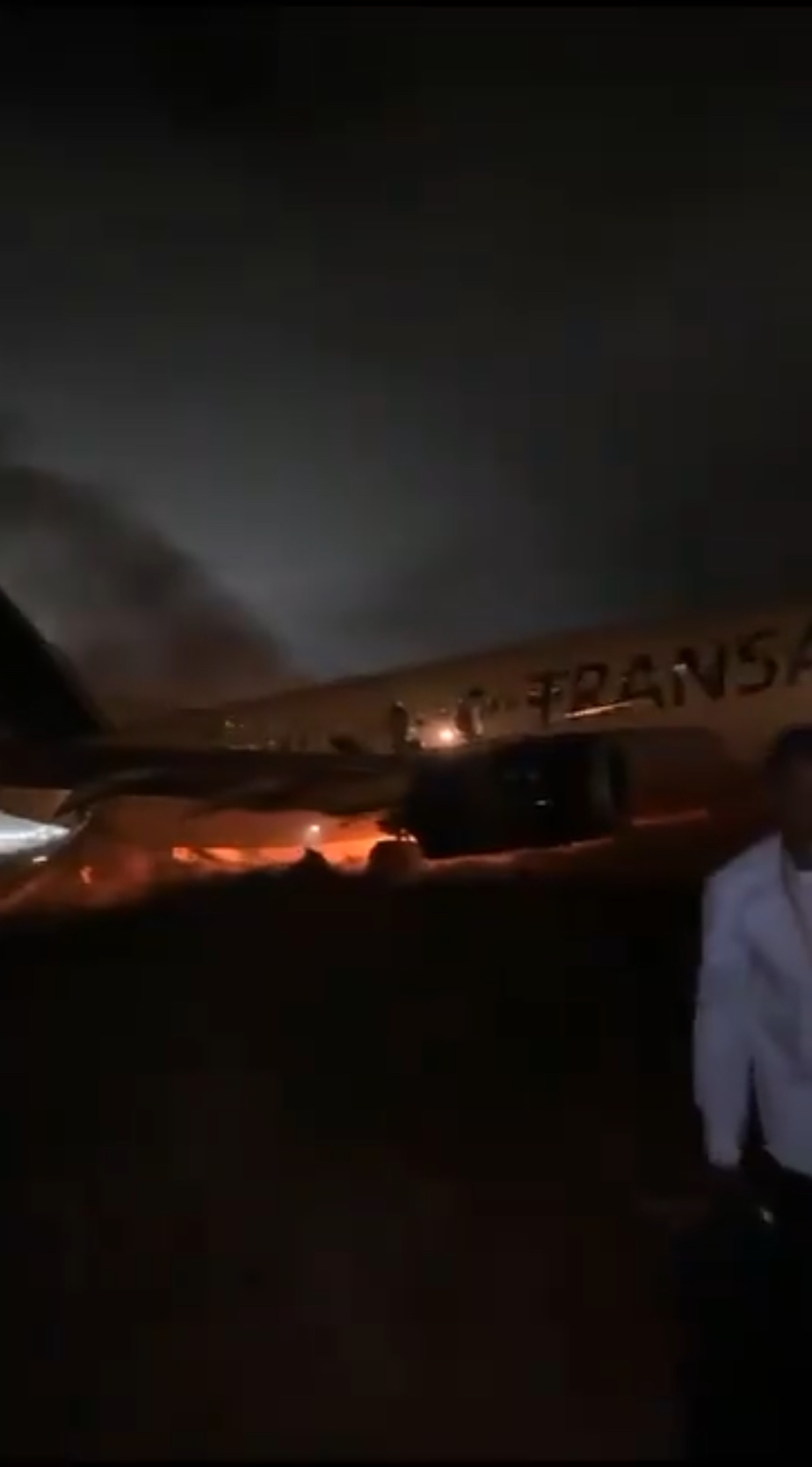 飛機着火，乘客慌忙奔逃。 X