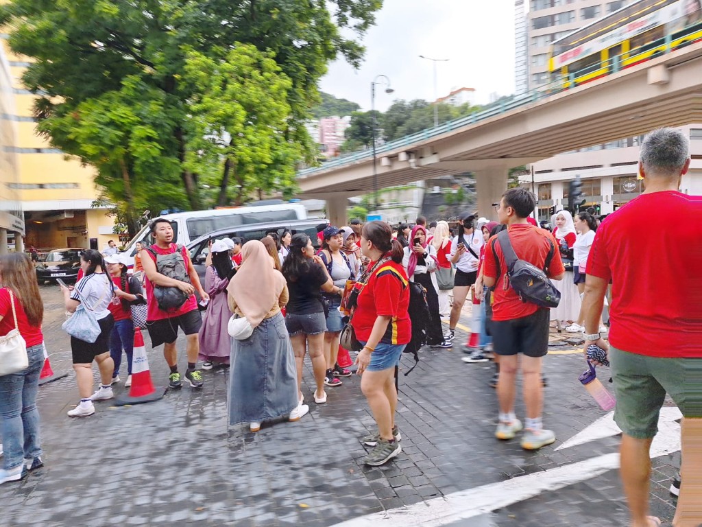 香港女足友赛印尼女足，令到港会球场爆满。 陆永鸿摄