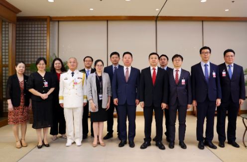 菲外交部官員、中國使館外交官迎接井泉。中國駐菲律賓大使館官網