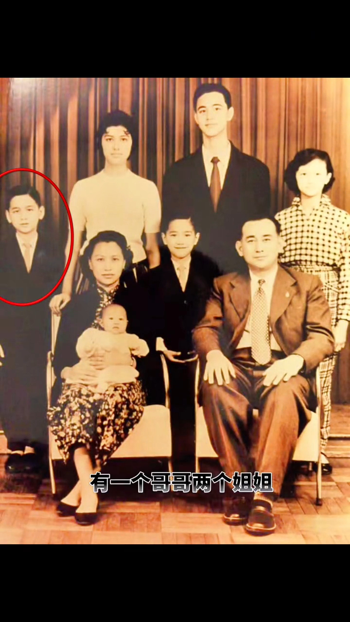 其實張智霖與曹查理是舅甥關係,張智霖媽媽曹珍妮是比曹查理大兩年的二家姐。 其實張智霖與曹查理是舅甥關係,張智霖媽媽曹珍妮是比曹查理大兩年的二家姐。