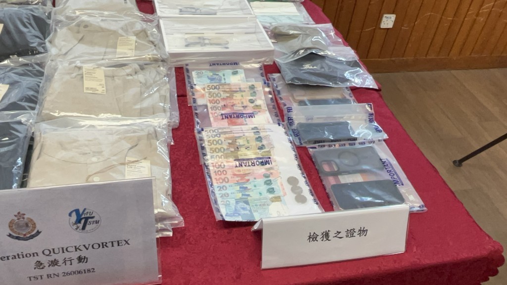 警方起回70件衣物。楊偉亨攝