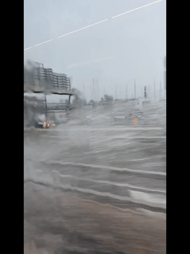 道路不時有水花激起 道路不時有水花激起