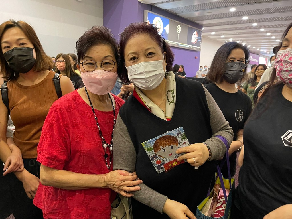 姜濤媽媽（右）現身撐兒子。