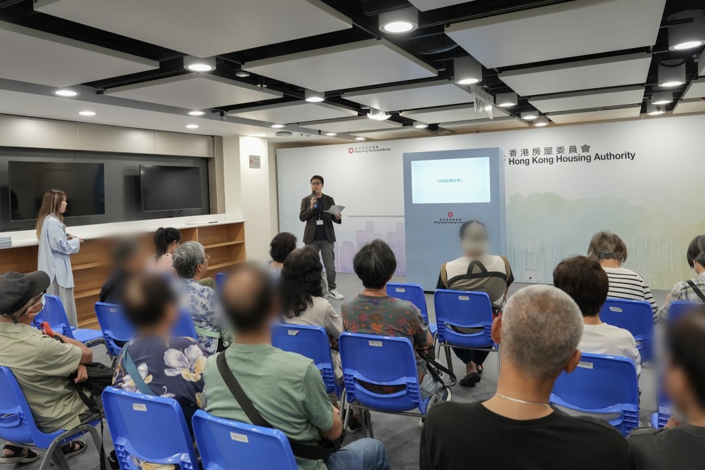 「睇樓團」首先前往樂富房屋委員會客戶服務中心聆聽簡介。何永賢FB圖片 「睇樓團」首先前往樂富房屋委員會客戶服務中心聆聽簡介。何永賢FB圖片