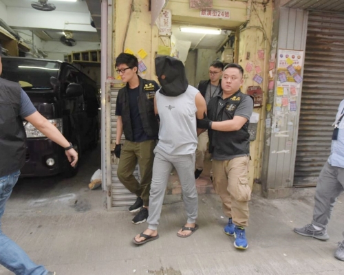 警方今日再拘捕一名印度男子,懷疑與昨日的搶劫案件有關。
