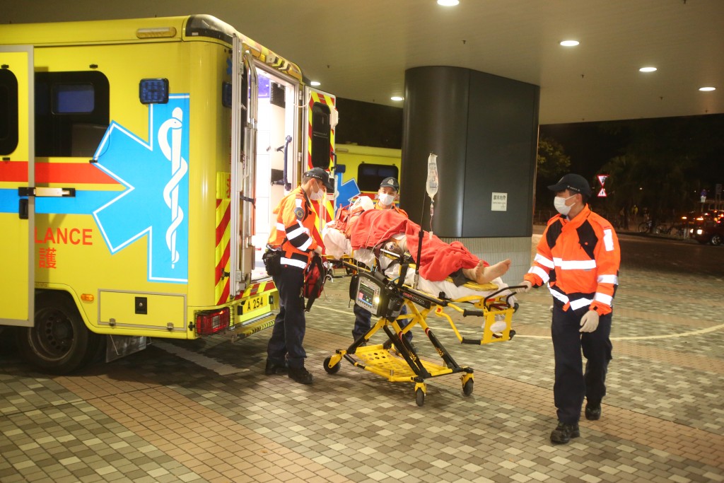 男工人清醒送院。