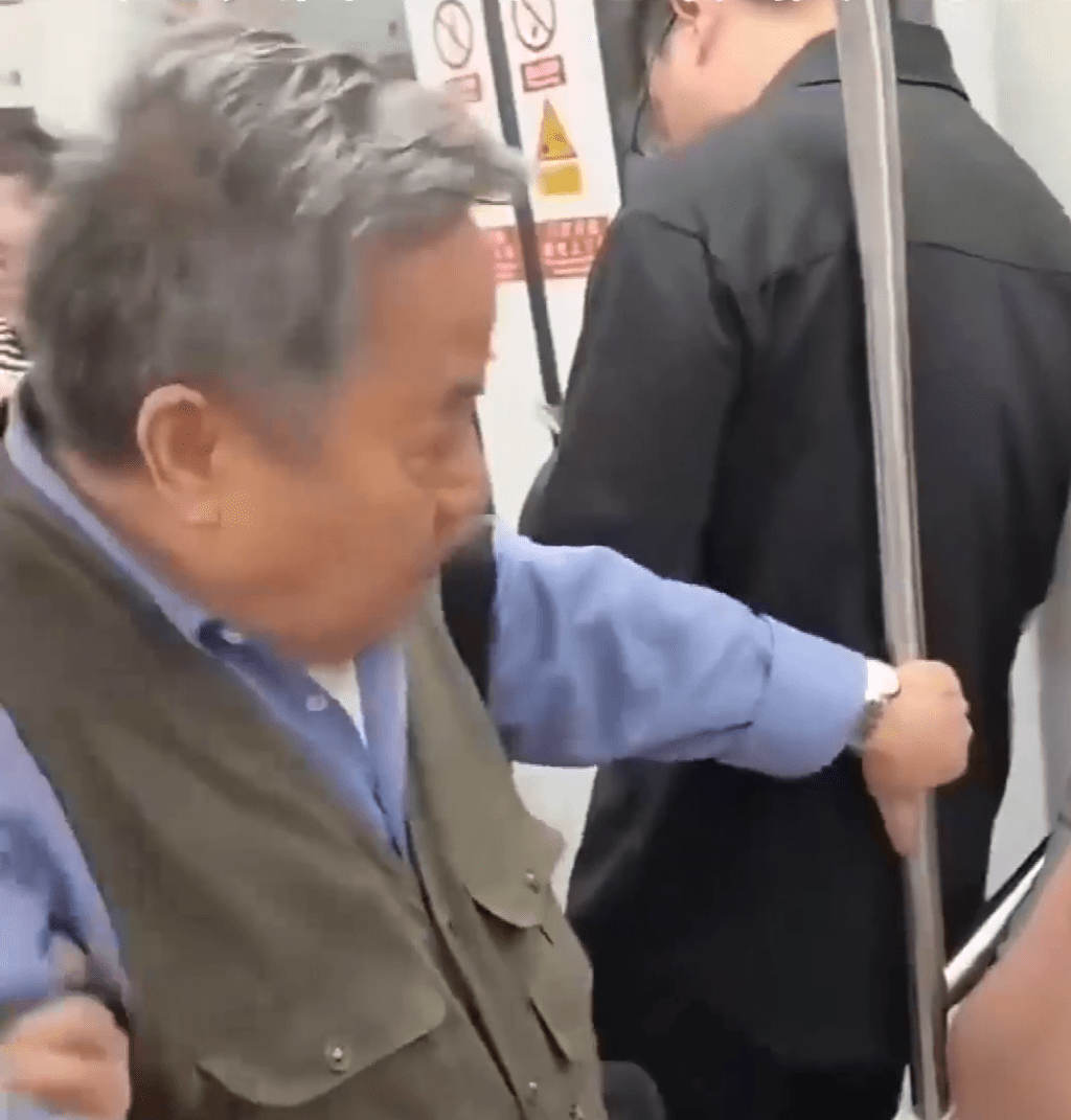 老翁身後有一女子阻止他。 老翁身後有一女子阻止他。