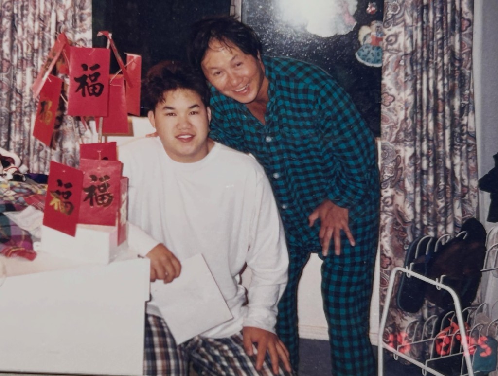 許懷谷上載17歲生日時的珍貴舊照，當年許冠傑幽默送上掛滿利是的「金錢樹」