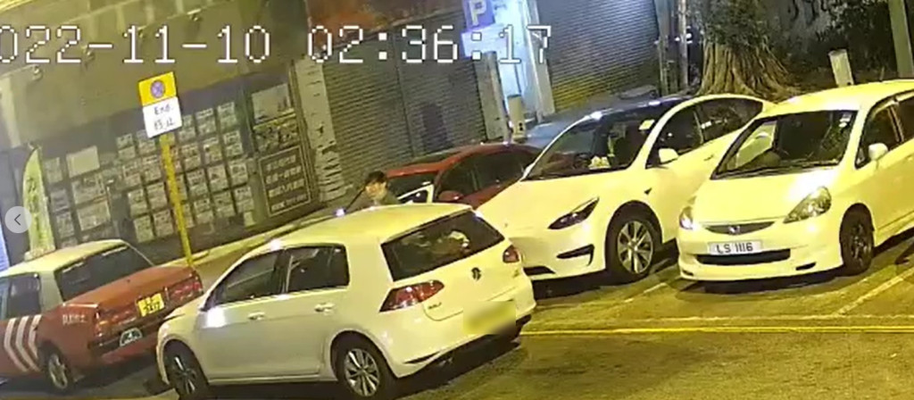 CCTV直擊本月10日凌晨2時35分有車主在牛頭角定安街攝「牛肉乾」落其他私家車。(影片截圖)
