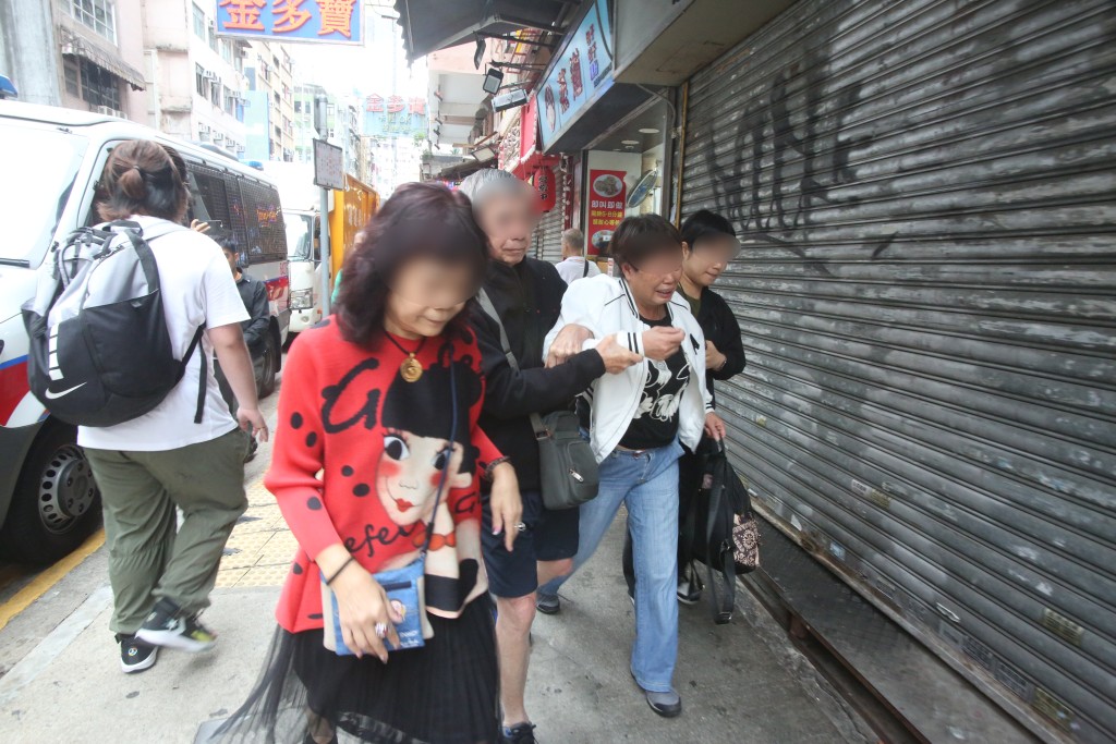 遺孀趕至現場了解,哭成淚人。 遺孀趕至現場了解,哭成淚人。