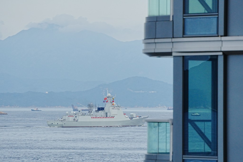 湛江艦，舷號165。山東艦航母編隊訪港 - 海怡廣場附近情況。