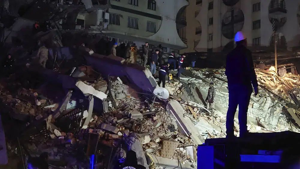 土耳其南部7.8级地震，救援人员正尝试搜救被困居民。AP