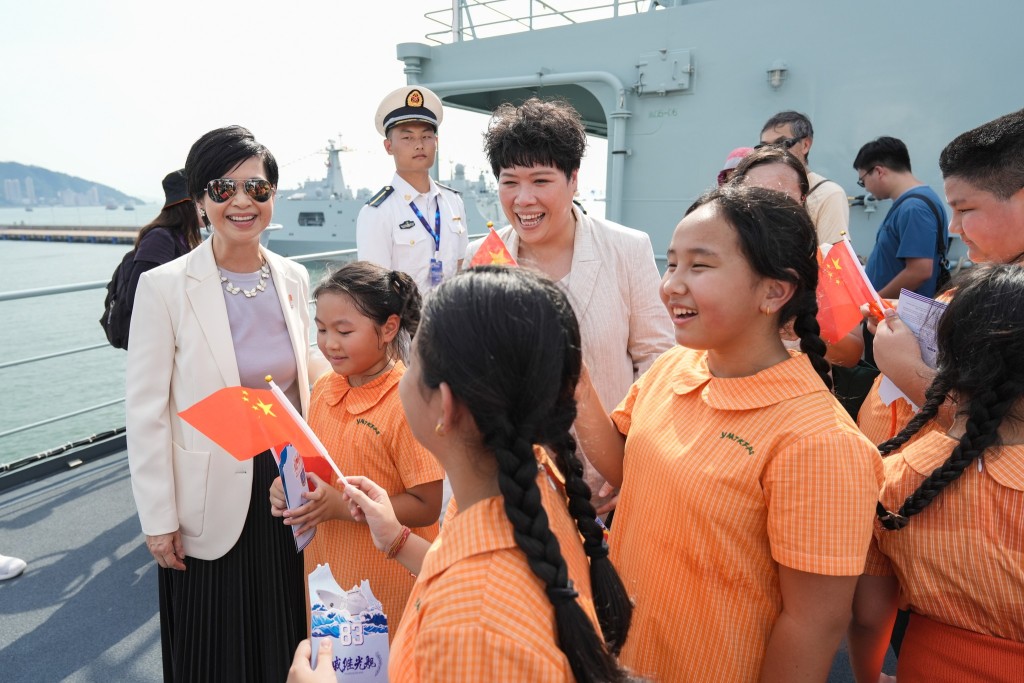 何永賢與登艦學生交流。