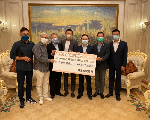 立法會議員張宇人今日通過中聯辦向災區捐款，並由中聯辦副主任譚鐵牛接過捐款支票。張宇人fb圖片