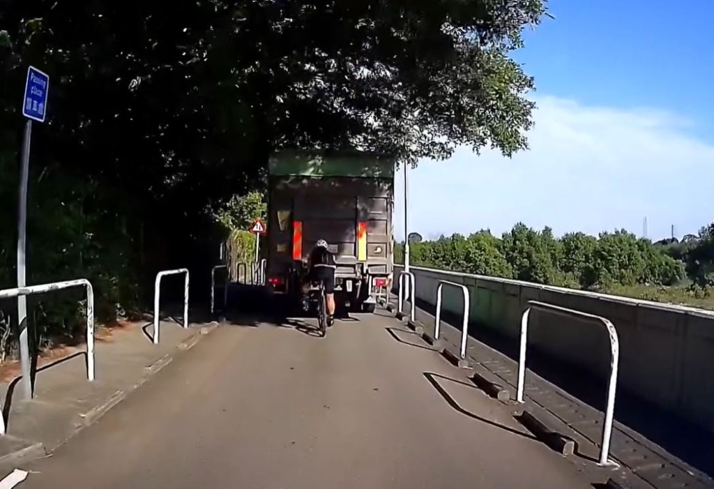 途中貨車再度停下，尾隨單車收制不及。fb車cam L（香港群組）影片截圖