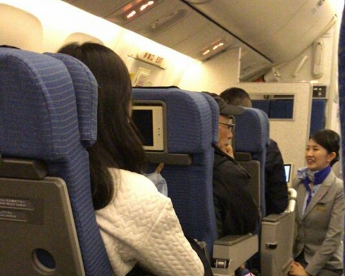 兩乘客因爭用行李架發生爭拗,結果空中服務員安排其中一方換位,飛機終於起飛。