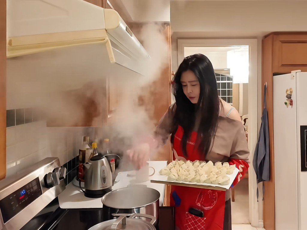王祖賢的廚房亦見寬敞。