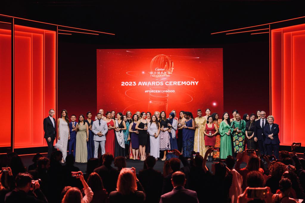 32位得奖者在2023年度「卡地亚女性创业家奖」颁奖礼上聚首一堂。