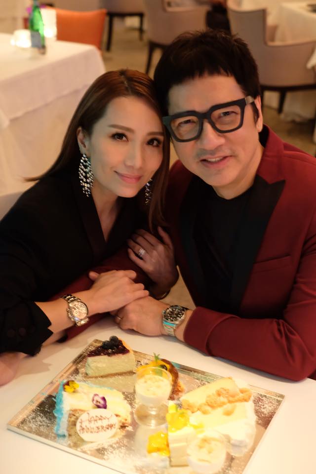 單立文(右)、胡蓓蔚慶祝結婚十周年。Facebook圖片