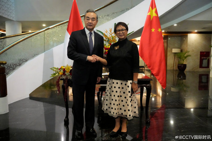外交部长王毅与印尼外交部长蕾特诺在印尼首都雅加达举行记者会