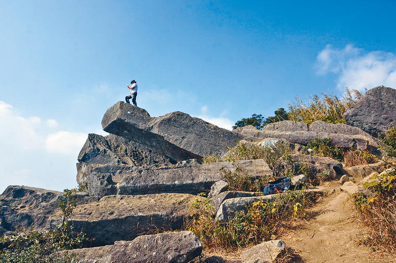 ●從富安花園後方的梅子林路起步,經過石林可登上石壟仔山頂,賞到奇石及秀麗山景。