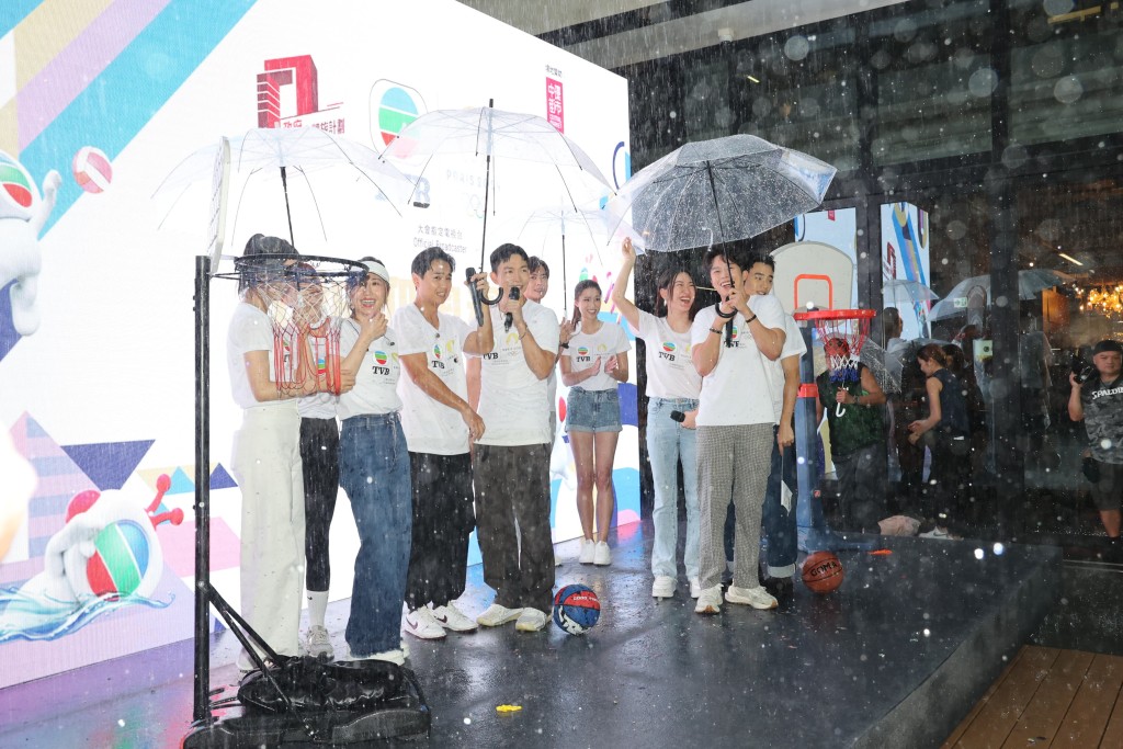 一众艺人要在雨中玩游戏和唱歌。