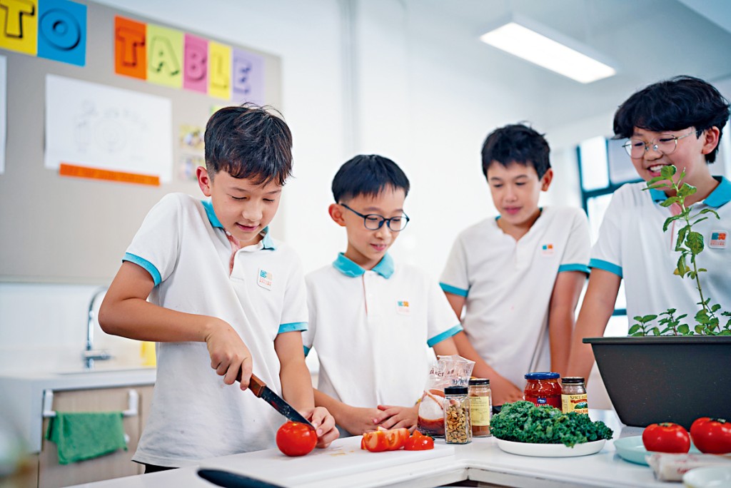 「從農場到餐桌」活動讓學生於校內種植，熟成後到食研室煮食，藉此認識並珍惜食物。