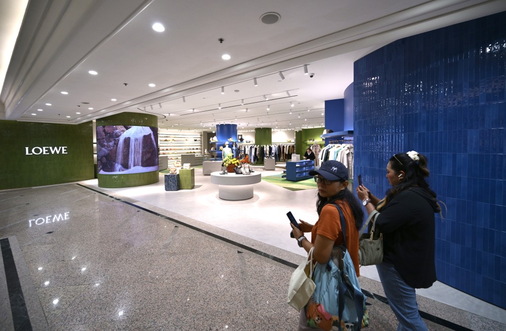 多間店舖內僅得兩至三名顧客。 多間店舖內僅得兩至三名顧客。