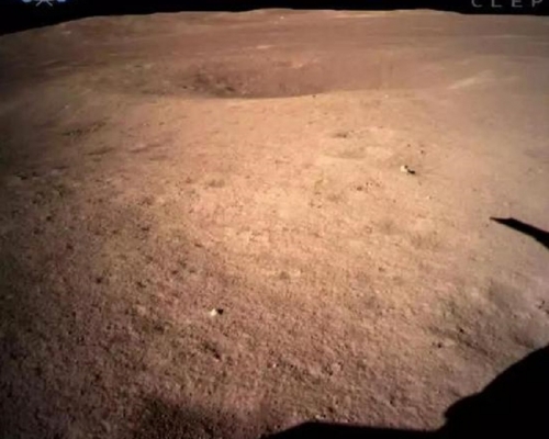 图为嫦娥四号著陆器监视相机C拍摄的著陆点南侧月球背面图像，巡视器将朝此方向驶向月球表面。