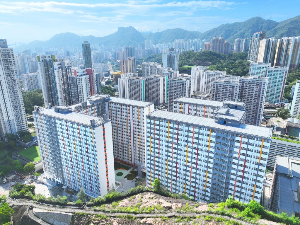 建築署副處長王安華指出,建築署此次打破了自身的建造紀錄,最快的簡約公屋僅用一年便落成,而高層項目亦僅用一年半便完工 。 建築署副處長王安華指出,建築署此次打破了自身的建造紀錄,最快的簡約公屋僅用一年便落成,而高層項目亦僅用一年半便完工 。