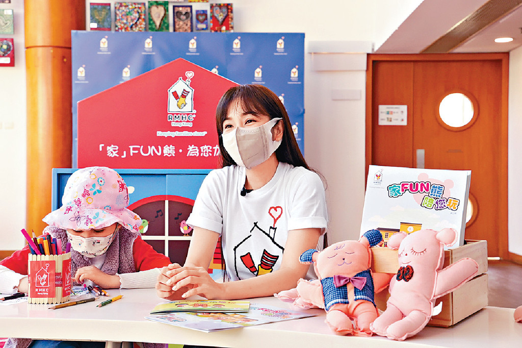 ■阿怡全程陪住Kay做訪問，期間更好快手完成填色。