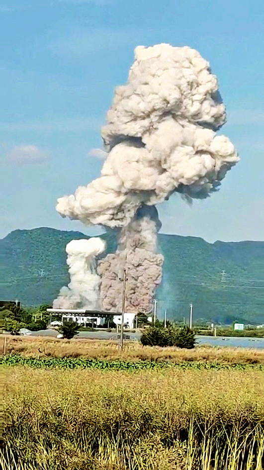 爆炸威力強勁，現場升起蘑菇雲。