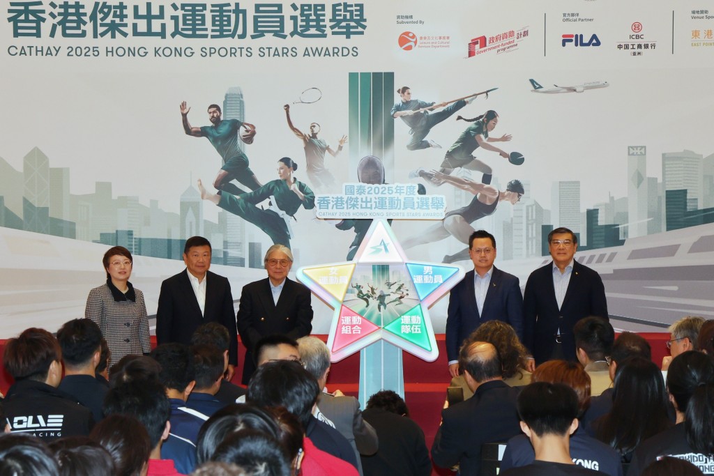 港協暨奧委會會長霍震霆（左三）帶領下主持公投的項目。徐嘉華攝